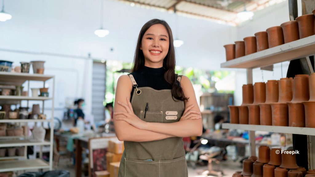 Melihat Cara Bekerja Karyawan Toko | Hadirr.