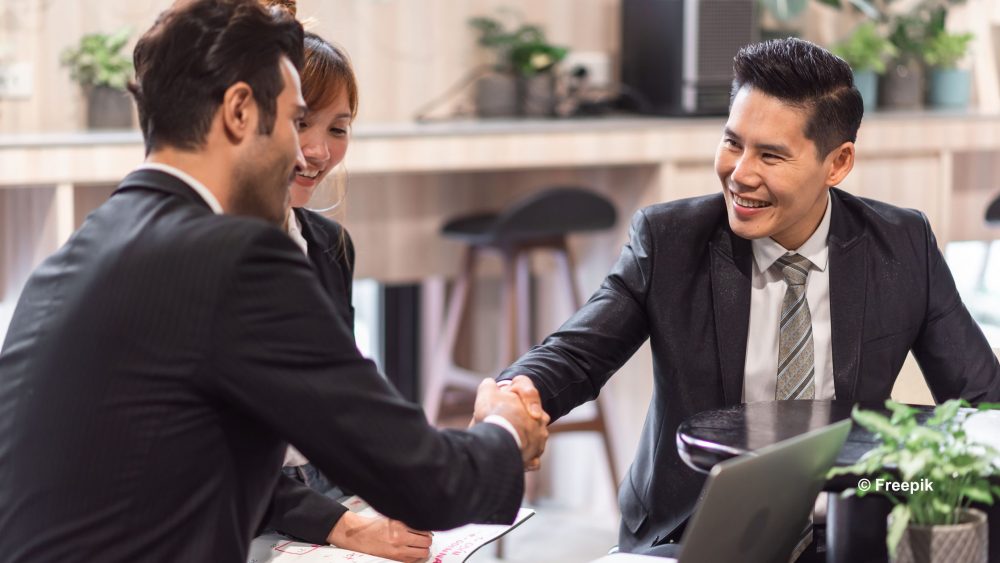 Ampuh! Cara Meyakinkan Customer dan Memenangkan Hatinya | Hadirr.